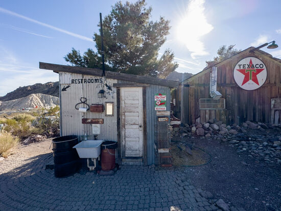 Die Toiletten funktionieren! Außerdem zahlt man so 5-10 US$ an Eintritt und für die Erlaubnis zum Fotografieren