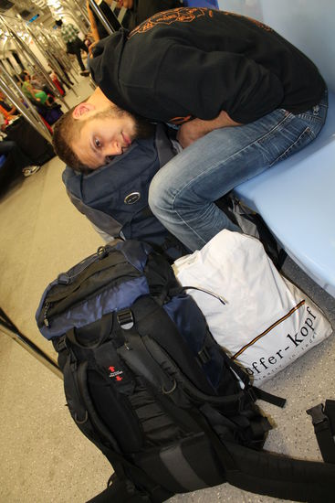 Mama, wie weit ist es noch?
(die weiße Tüte hat immer Recht! Kofferkopf meets Kofferkopf)