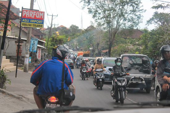 ...obligatorisch die "dritte Spur" in der Fahrbahnmitte...