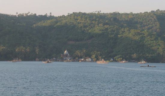 Land in Sicht! Kleine Fischerdörfer reihen sich entlang der Küste Lomboks