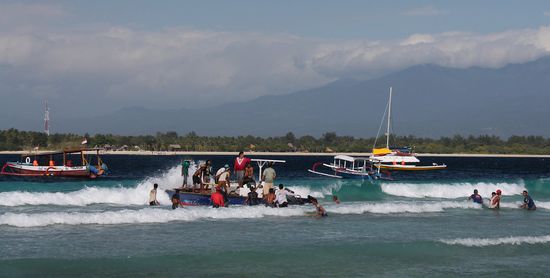 die Brandung macht nicht nur den Touristen zu schaffen...