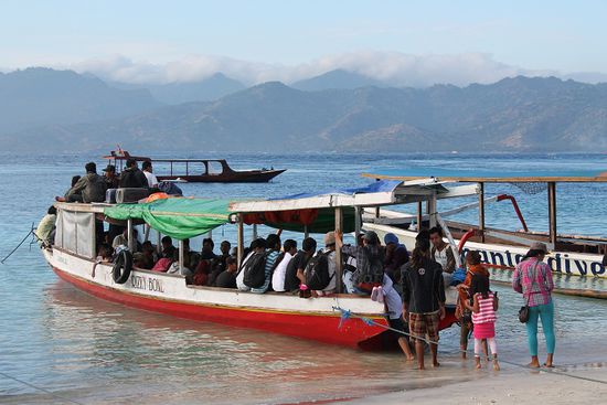 "oh Käpt'n oh Käptn - ist das Boot schon VOLL?"
- "Nönö, ihr Paar passt noch hinten aufs Dach..."