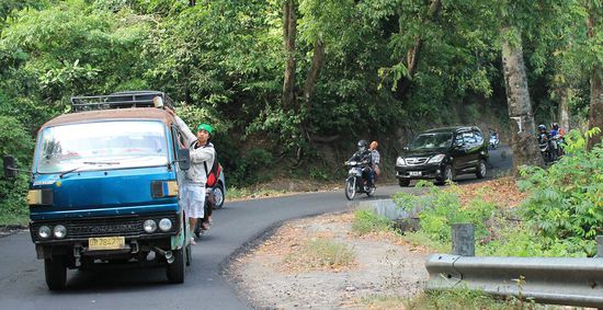 der Bus ist VOLL? Von wegen, außen ist immer noch ein Platz frei...