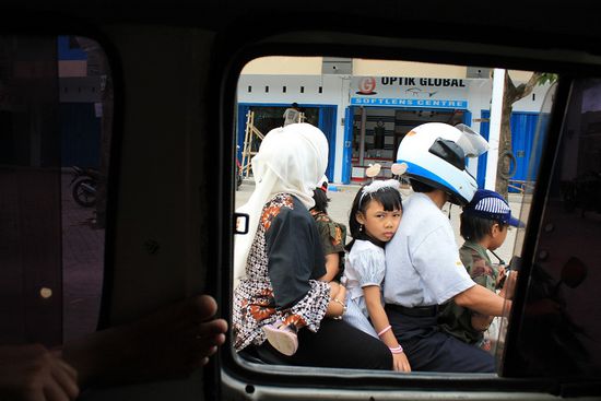 links: VOLL der Fuss eines Mitfahrers aus Singapur
im Fenster: VOLLer Roller - 5 Mann Besatzung