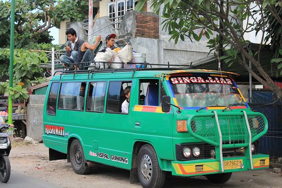 "Wann geht es denn los?"
- "Wenn der Bus VOLL ist...
Wir brauchen noch ein wenig Gewicht auf der Vorderachse!"