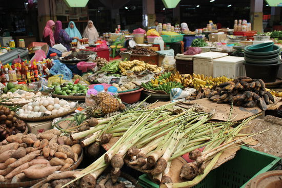 Frauenrunde - wir konnten zufällig mithören:
Hasha (in Rosa): "Hobts ghärt, d'Aisha hot a neia Hoorfarb!"
Maimun (in Hellblau): "Ah gä sag bloß!"
Hasha: "Jo wenn i's dr sag!"
Safiah (in Besch): "Noi, odr?"
Hasha: "Jo! Blond isch's!"