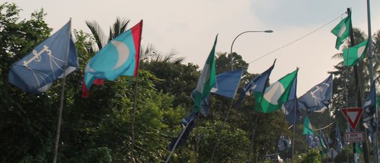 Die Flaggen Kelantans - Fahrt durch ein einziges Fahnenmeer