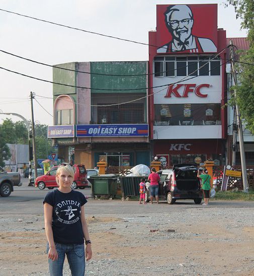 Blonde Frau und KFC - zwei Fremdkörper in Tanah Merah