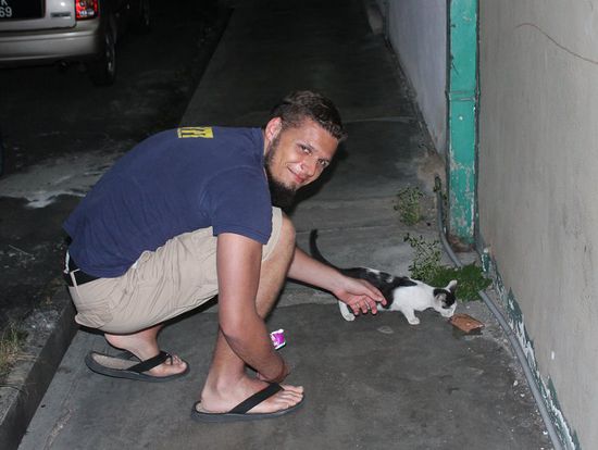 Dieses halb verhungerte Häufchen Elend konnten wir beim besten Willen nicht ignorieren, schon gar nicht, wenn wir an unsere dickbäuchigen Kater zu Hause denken... Ach ja, der Beutel Whiskas kostet in Malaysia übrigens 30 Cent.