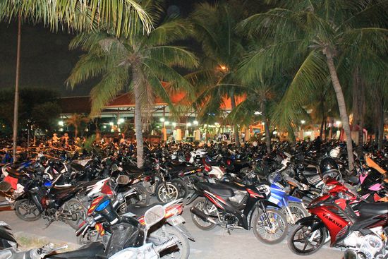 Parkplatz der Rollergang
Unverkennbar - wir MÜSSEN in Indonesien sein...