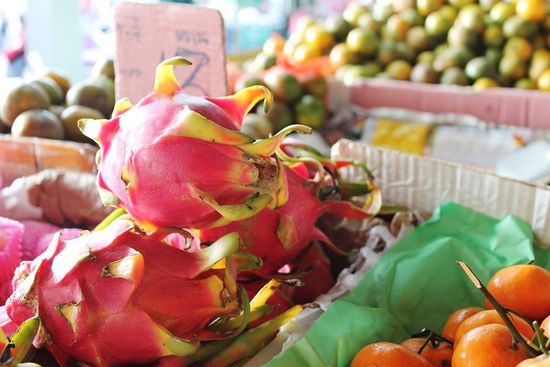 ... Drachenfrüchte kosten in Deutschland gerne 1,50 bis 2,- € das Stück, hier 1,20 € - das Kilo wohl gemerkt ...