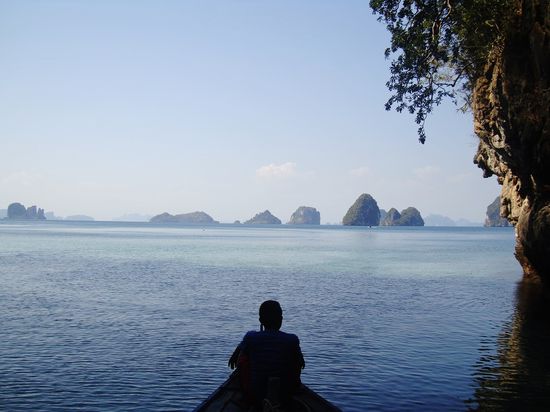 ... Blick aus der Lagune von Hong Island ...