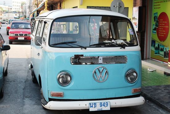 ... man beachte den possierlichen Ziegenschädel hinter der Windschutzscheibe ...