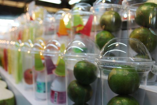 ... Nachtisch in Rohform - Früchte mit oder ohne probiotischem Drink im Plastikbecher. Hat man sich entschieden, wird der Inhalt des Bechers gemixt und bitte schön ...