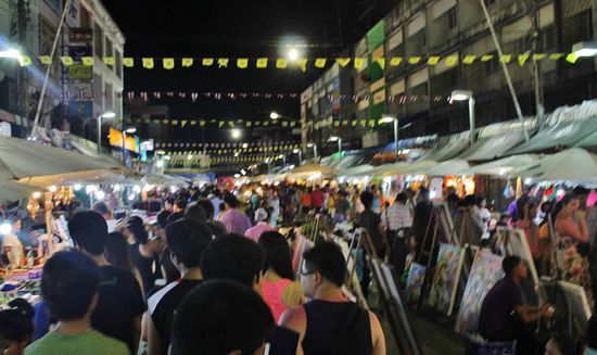 ... voll ists überall - ob hier oder auf dem Nachtmarkt ...