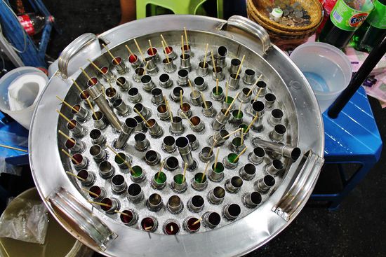 ... Eismaschine auf Thai 
Röhrchen mit Getränk seiner Wahl befüllen
Sirup beimengen (Geschmacksrichtungen süß bis pappsüß)
3 Minuten warten
lutschen ...