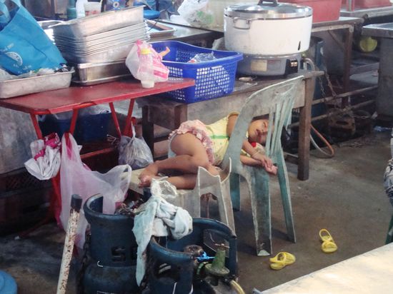 ... völlig K.O. vom Spüldienst ...