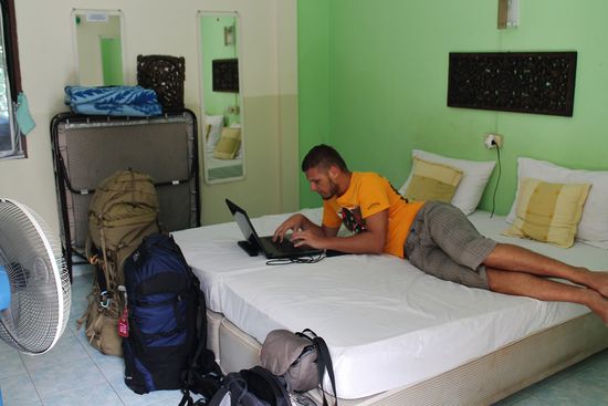 ... wir verfügen über drei (!) Ganzkörperspiegel, Susi kommt aus dem gucken nicht mehr raus ... 