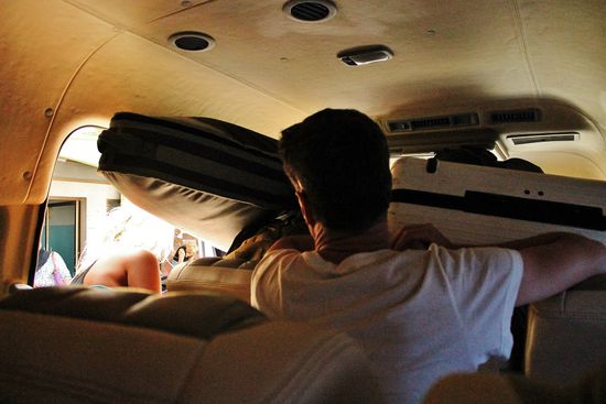 ... und dann noch alle Mann Köpfe runter für ein Surfboard ...