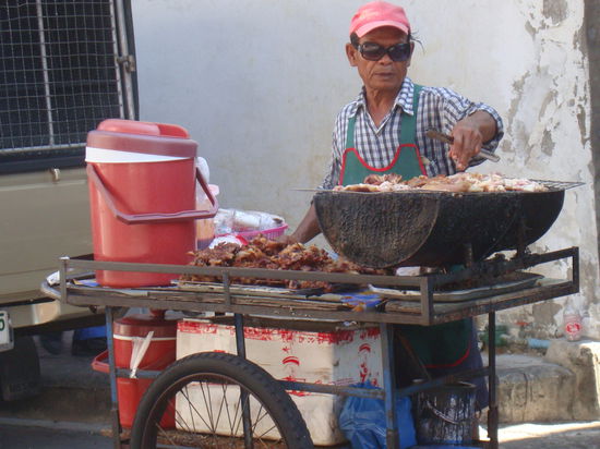 10 Baht / 25 Cent für ein Bündel Satayspieße