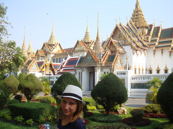 So kennt man Bangkok - prunkvolle Paläste...
(hier: Susi vor dem Großen Palast anno 2010)