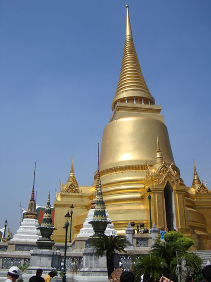 ...und vergoldete Tempel, wohin man auch blickt.