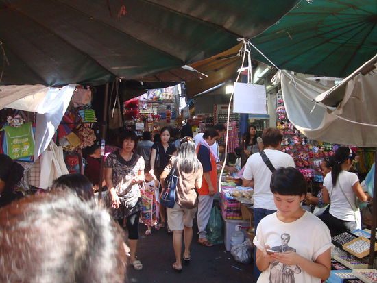 Das ist aber auch Bangkok - enge Gassen ...