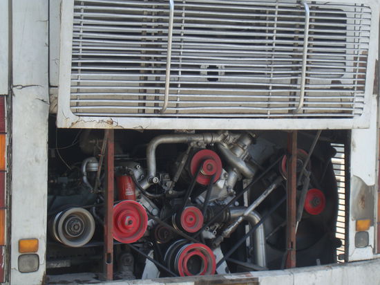 ... auf den Motor seines Busses war unser Fahrer wohl ganz besonders stolz, die Klappe blieb jedenfalls auf der gesamten Fahrt offen ...