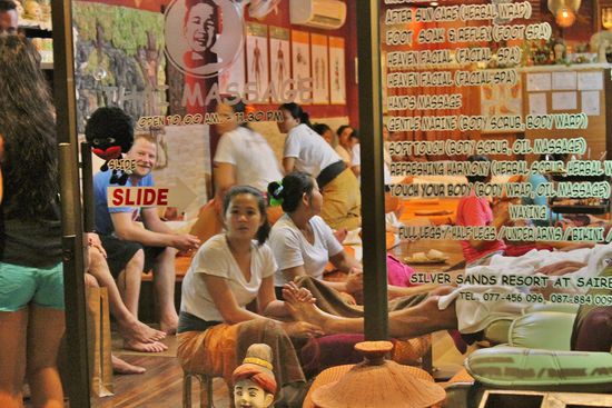 ... "Mann" beachte, links im Bild gibts eine spezielle "Wartebank" für die Herren der Schöpfung ...