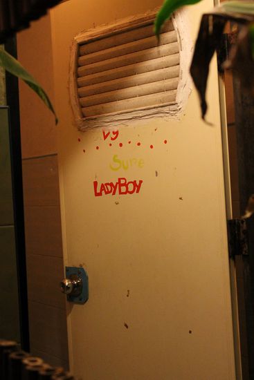 ... in Berlin noch ein Politikum, in Thailand
längst Alltag - Unisex-WC's ...