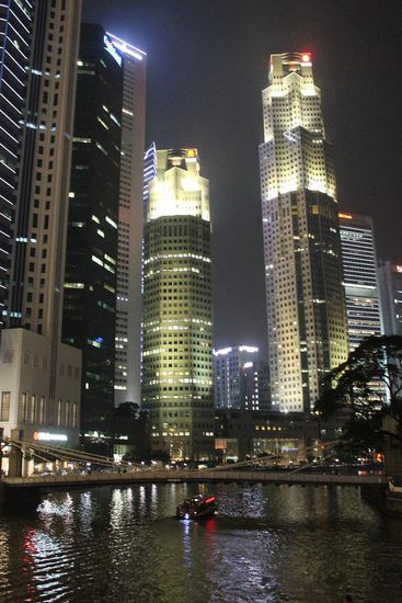 ... der "Clarke Quay" samt Fluss und Böötchen ...