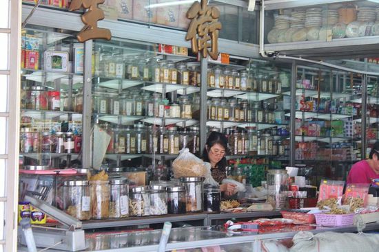 ... typisch chinesische Apotheke mit allerlei Heilkräutern ...