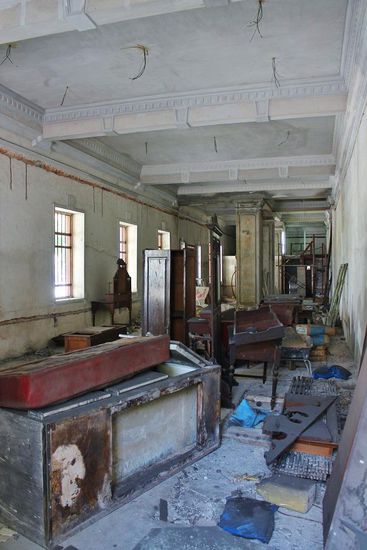 ... eine der zahlreichen verlassenen Fabriken  ...