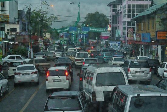 ... inmitten des Dschungels - die Stadt Tanah Merah und ihr beschauliches Verkehrschaos ...