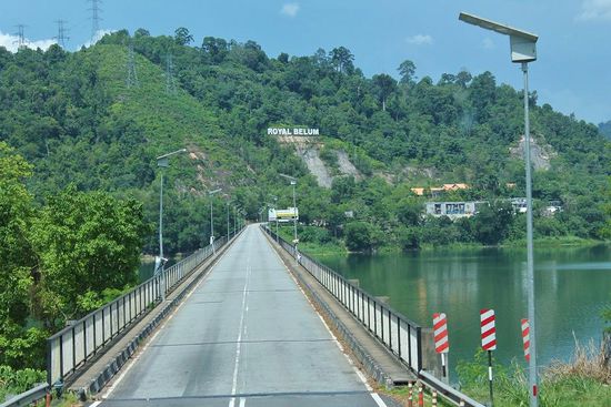 ... höchster Punkt der Strecke - die Brücke über den Temenggor Stausee auf über 1500 Metern ...