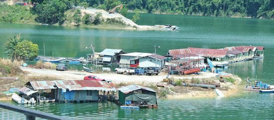 ... Fischerdörfchen am Stausee ...