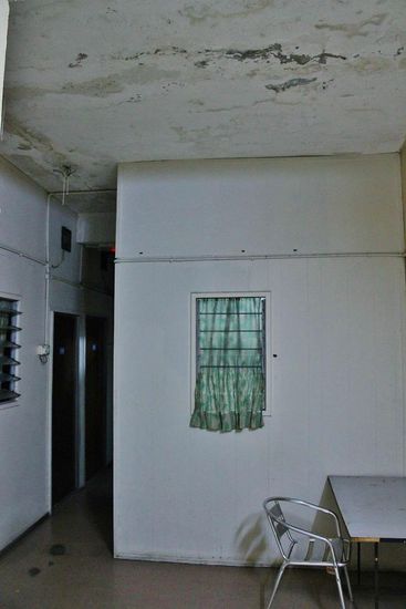 ... Aufenthaltsraum in spartanischem Stil ...