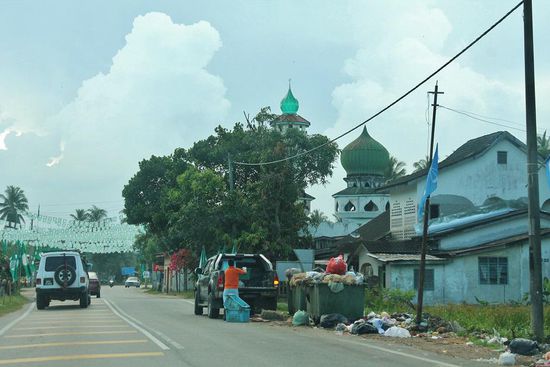 ... Malaysia ist fortschrittlich im süd-ost-asiatischen Vergleich, beispielsweise ist die Müllabfuhr hier bereits eingeführt - also theoretisch ...