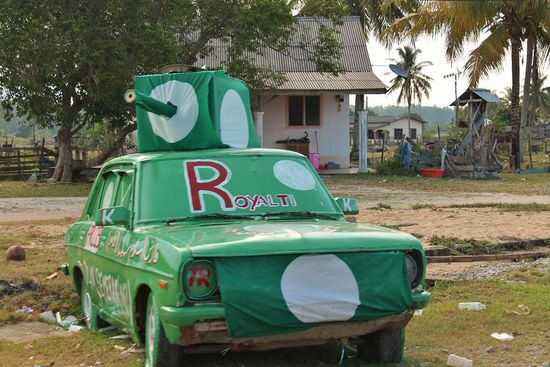 ... voller Wahleinsatz für die islamische Partei - neben solchen Panzern sind auch Kampfflugzeuge und U-Boote am Wegesrand zu erhaschen ...