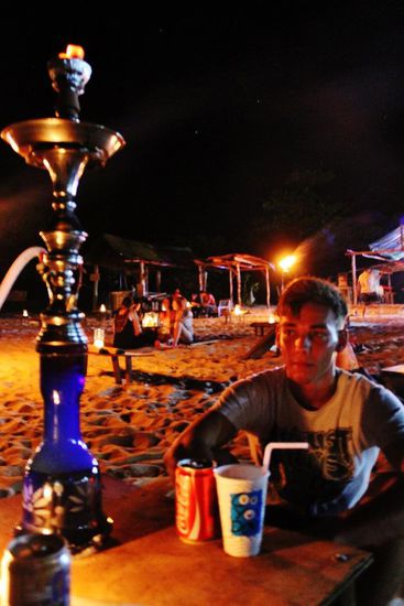 ... Abendbeschäftigung - leider wird das Rauschen des Meeres mittlerweile von dumpfer Musik übertönt - Robinson war einmal ...