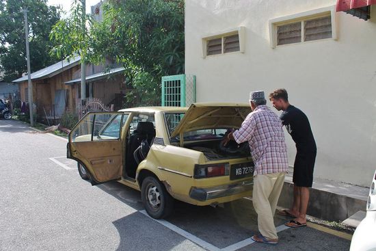 ... ein kräftiger Ruck und das Gepäck wird passend gemacht ...