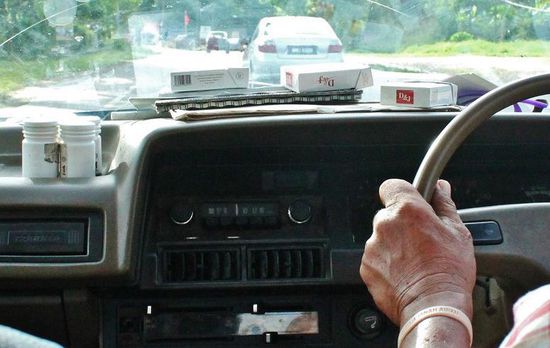 ... 4 Pillendosen und 3 Schachteln Zigaretten als Marschverpflegung ...