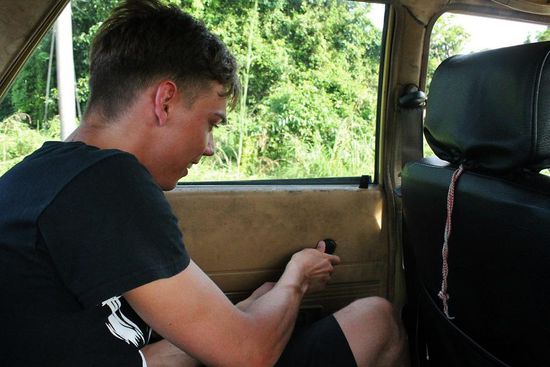 ... Marian suchte derweil verzweifelt nach der Fensterkurbel ...