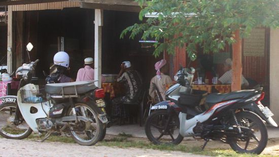 ... nachmittags sitzen alle MANN im Kaffeehaus ...