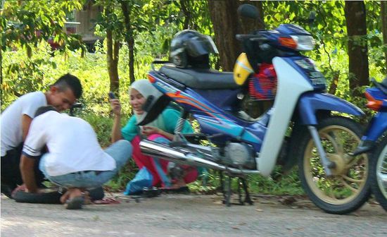 ... wer sich noch an das "Looping im Irrenhaus"-Kapitel erinnert - in Kelantan ist die Welt noch in Ordnung und Reifen wechseln Männersache  ...