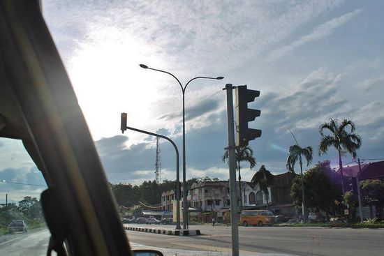 ... damit unser Corolla auch nicht aus dem Tritt kommt, ignoriert Brother konsequent jede rote Ampel - ein kurzes Hupen und drüber ...