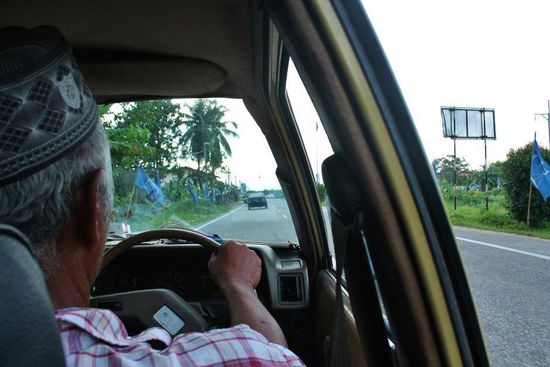 ... man beachte auch das Lenkrad - bei genau diesem Lenkeinschlag fuhr der Toyota halbwegs geradeaus ...