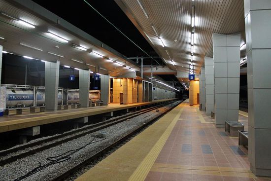 ... Gemas und sein High-Tech-Bahnhof im Nichts ...