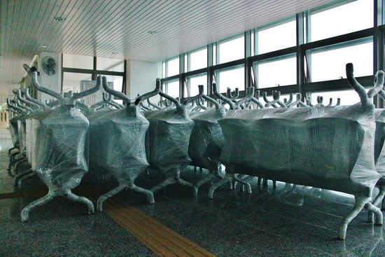 ... hier warten die Wartebänke auf Wartende ...