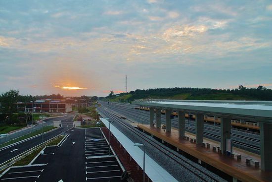 ... noch einmal die hübsche Sinnlosigkeit im Überblick - vor und hinter dem Bahnhof besteht die Strecke aus einem Gleis ...